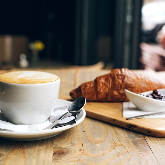 Cappuchino og kage til pausen